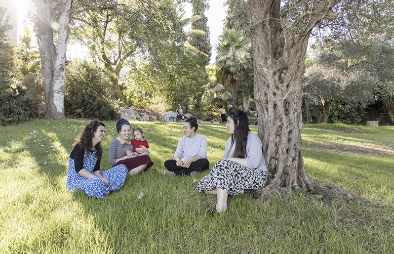 סטודנטיות על הדשא בחברותא במכללה ירושלים