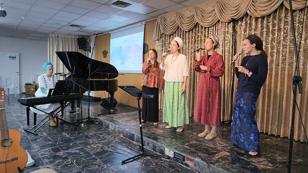 בנות המקהלה שרות