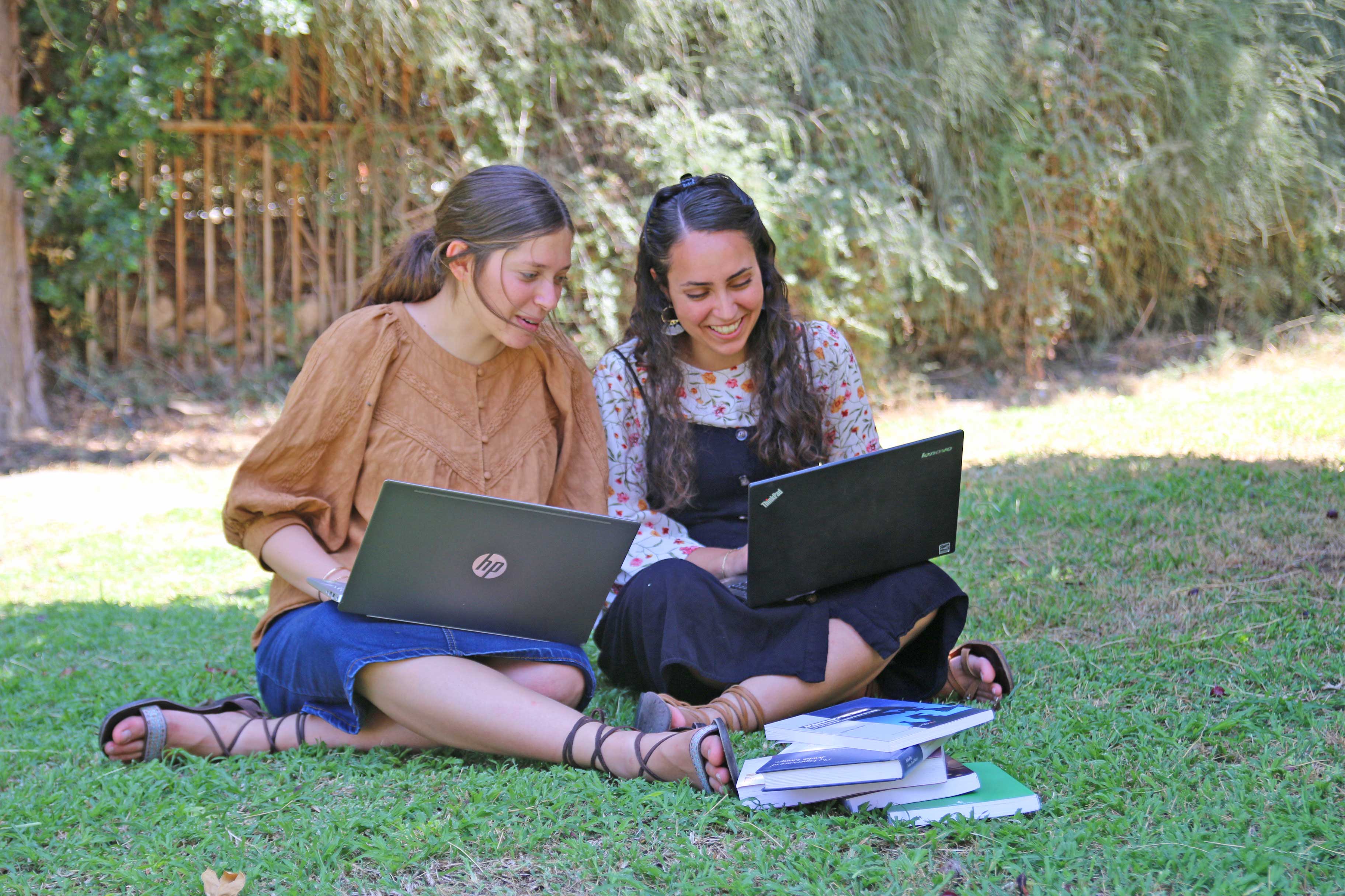 סטודנטיות בתוכנית רגב יושבות על הדשא עם מחשב