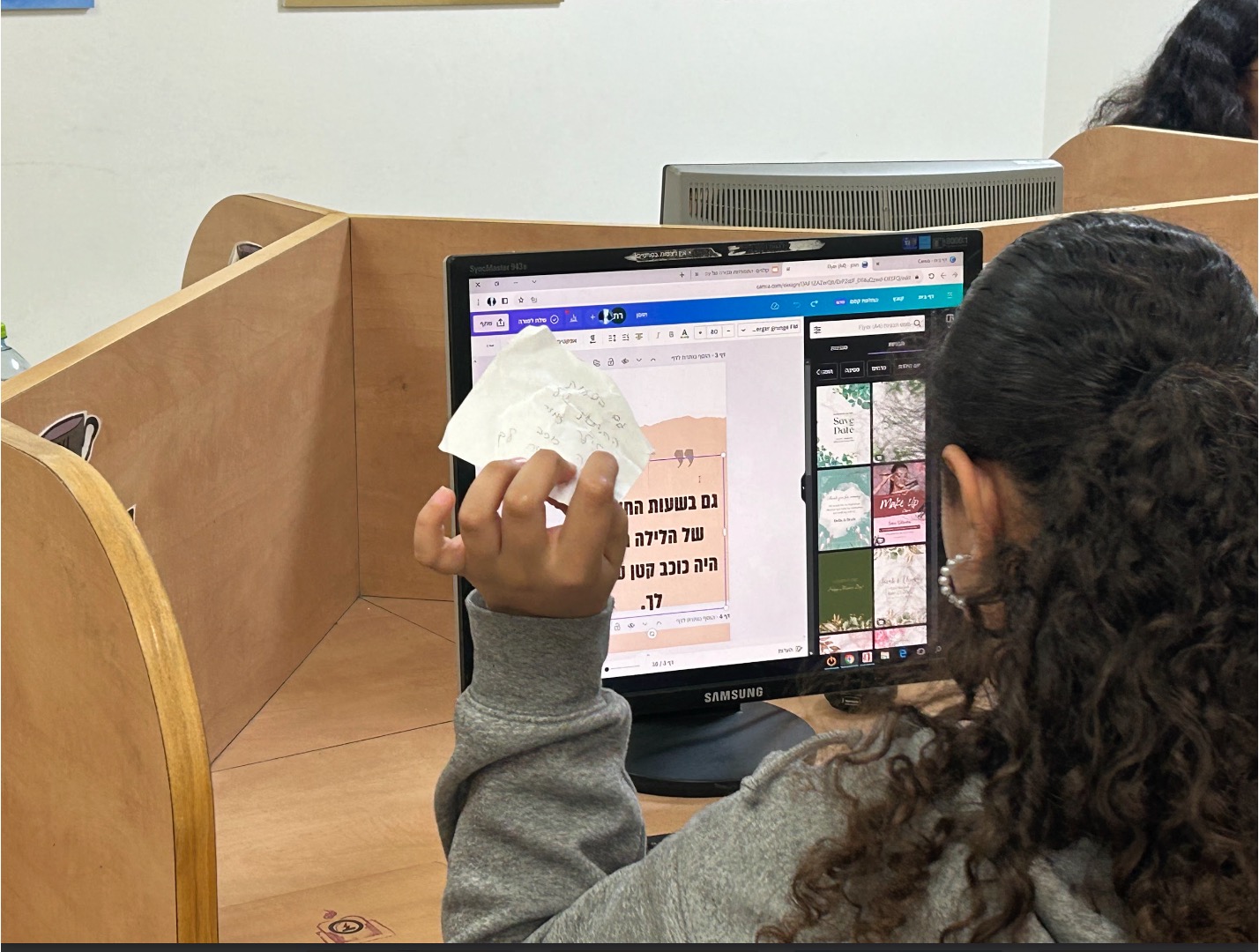 סטודנטית ממשאבי למידה בסדנא מול מסך המחשב צופה במצגת
