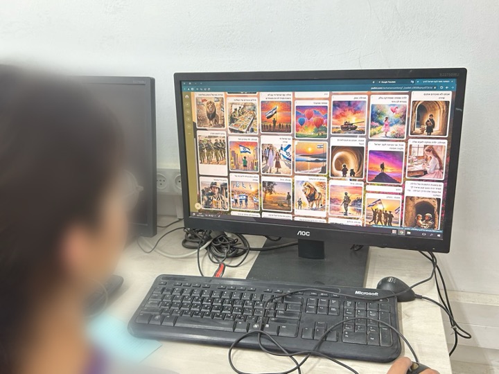 סטודנטית ממשאבי למידה בסדנא מול מסך המחשב צופה בתמונות
