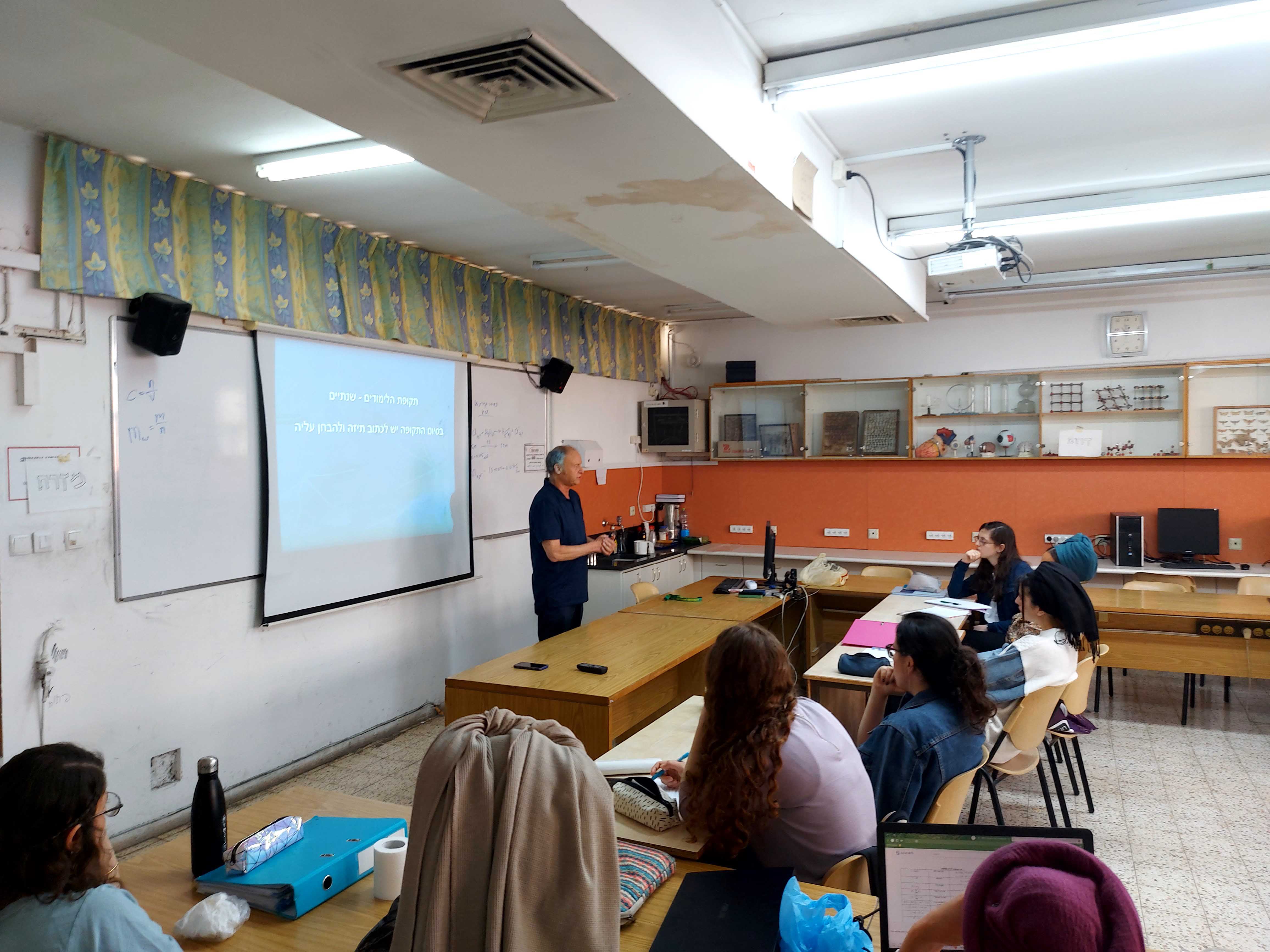 פרופסור דורון שטיינברג בשיחה במעבדה בחוג למדעי הטבע