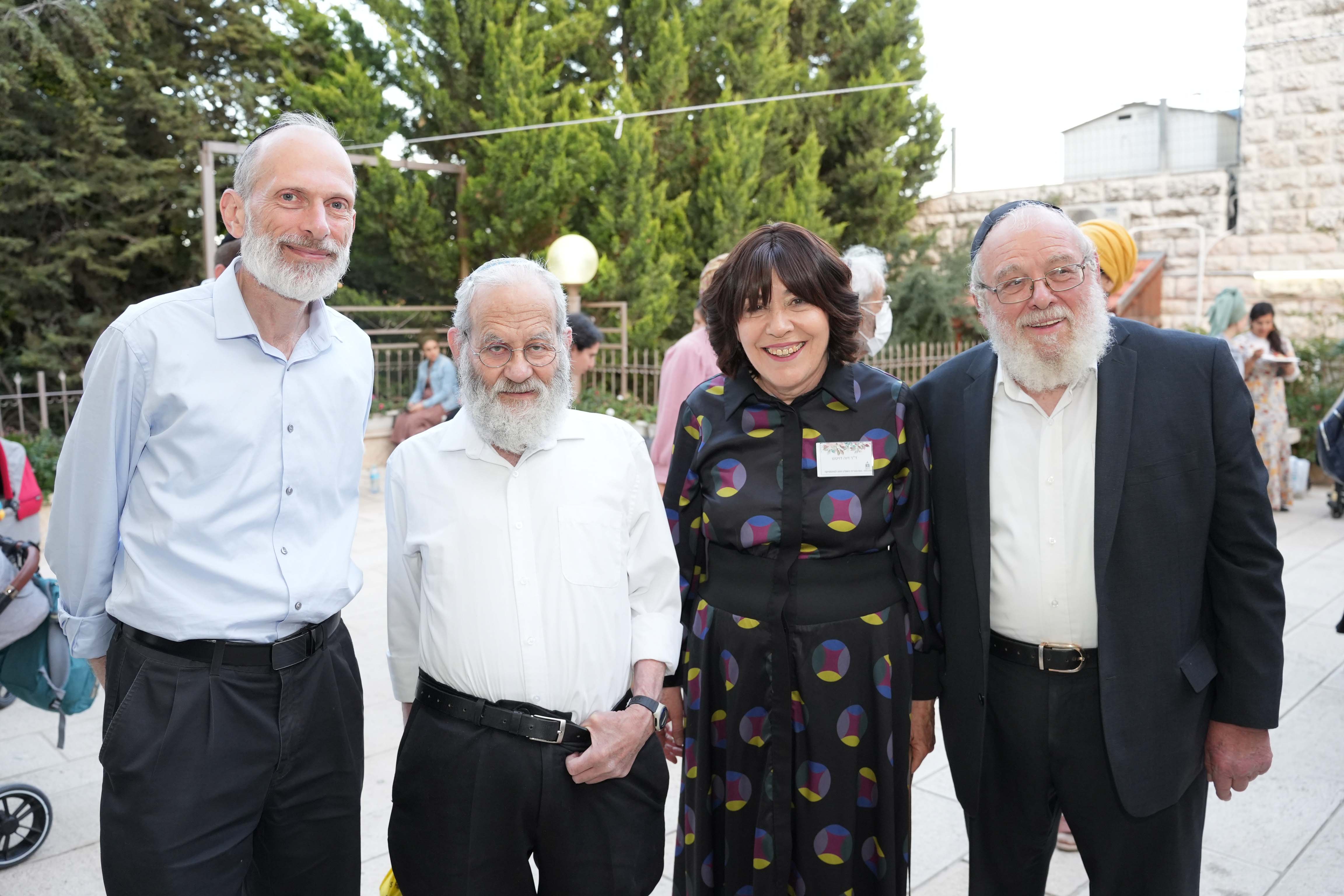 משתתפי הכנס עם ד"ר זיוה דויטש