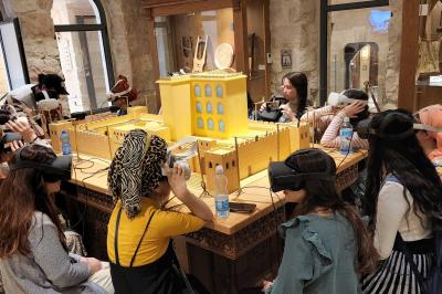 בנות החוג צופות במשקפת תלת מימד