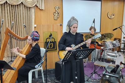 קורס "פרשנות הביצוע" בהובלת מרינה לווינקסי באילתור קבוצתי משתף לקראת סוף הסמסטר
