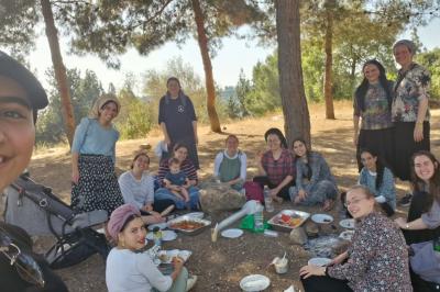 בנות החוגים מתמטיקה ומדעי המחשב יושבות בטבע לארוחה