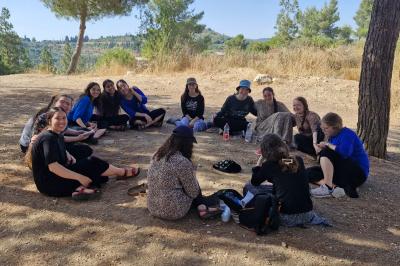 בנות החוגים מתמטיקה ומדעי המחשב יושבות בטבע לתכנית