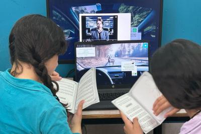 שתי סטודנטיות מול מסך המחשב באחד משלבי הפתרונות בחדר בריחה