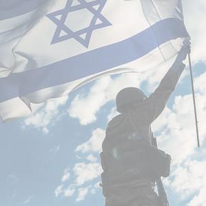 תמונה של אדם מחזיק דגל ישראל