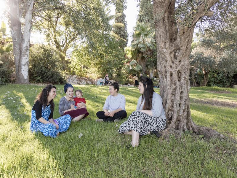 סטודנטיות על הדשא בחברותא במכללה ירושלים